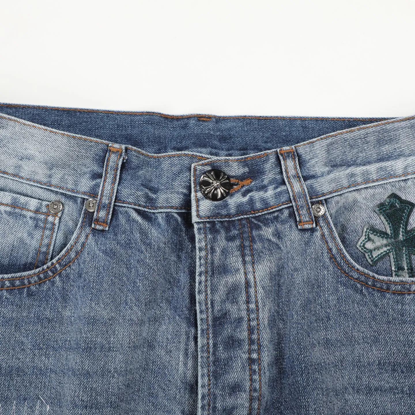 P280 Chromehearts washed blue ripped starry sky leather jeans adopt starry sky theme leather elements, mostly presented in the shape of a cross, with glitter on the leather surface. Unique design, simple and elegant details, exquisite workmanship, the entire trousers are neatly routed, and the details are in place! Ceiling-level jeans, a pair that is hard to find at the counter. About Zangyin, this is an extremely luxurious fashion brand that can also be called the aristocrat of the high street. It has always been an exclusive brand for some hipsters or the rich second generation. It is more luxurious and noble than ordinary high streets. It is more fashionable and individual than luxury brands. Top heavy industry fashion design has always been created in high street luxury style. Speaking of this style, Zangyin family and GU family are definitely the leading representative brands, especially the Zangyin family's creation of high street style. It has really achieved a state-of-the-art effect. The color system of this model is made of unique washed materials. It is already quite eye-catching. It is decorated with pink patchwork cross flowers, which cleverly highlights the charm of the brand. Secondly, this model adopts a classic high-waist cutting design, which highlights the long legs and fashionable temperament of the upper body. The brand is highly recognizable and the slim-fitting configuration is more suitable for daily wear. Personality, fashion, and specification interpretation are all at a glance. Needless to say, materials and craftsmanship. As an excellent craftsman brand, Zangyin’s requirements for details and craftsmanship are really perfect. The washed color of this model has gone through a lot of processes, not to mention the embellishment of the denim appliqués. It is also purely hand-made and sewn. Just like what they believe in, only hand-made things have soul and have the meaning of wearing. A top-notch heavy-duty fashionable denim item. Recommended by both hands. Size: 28/30/32/34/36 Waist: 73/78/83/88/93 Knee: 52/53.5/55/56.5/58 Pants length: 100/102/104/106/108
